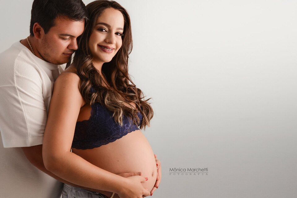 Laryssa e Gabriel • Ensaio de Gestante no Estúdio em Pradópolis-SP