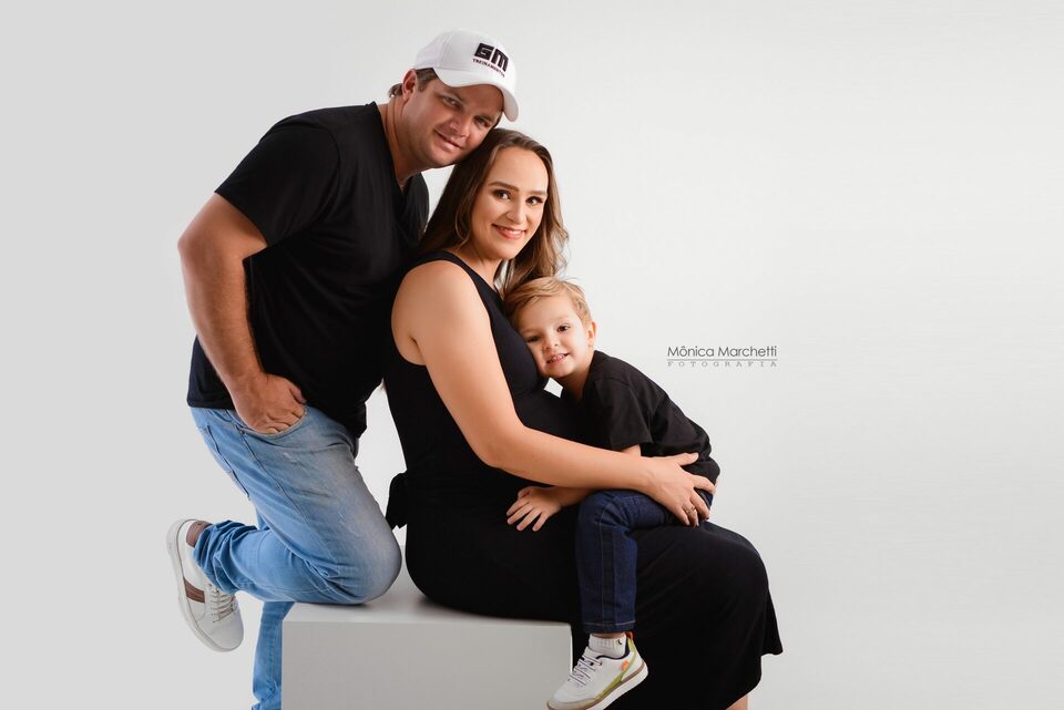 Mayara e Júnior • Ensaio de Gestante no Estúdio em Pradópolis-SP